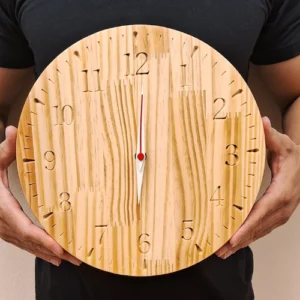 relógio de parede em madeira